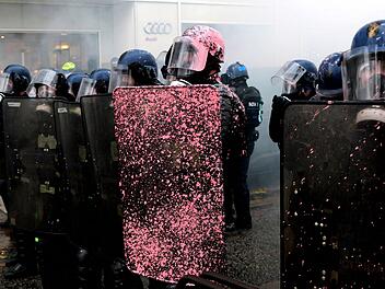 Frankreich f&auml;hrt massive Polizeimacht bei neuem Protest auf