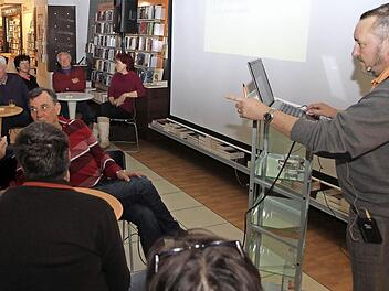 Mundart-Quizmaster Wolfgang Wußmann in seinem Element: Keine Lesung, sondern Mitspielen ("zum Schbilln") war bei der "Quizbüchla"-Vorstellung angesagt. Die Mundartfreunde hatten ihren "Schbass".  Foto: Bertram Wagner