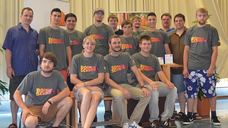 Die frischgebackenen Schreiner-Gesellen mit (von links) Stephan Klauer, Horst Zitterbart und Alexander Eiring.  Foto: Berufsschule