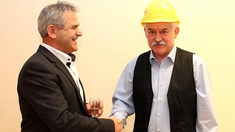 Bürgermeister und Jubilar mit Urkunde Foto Johanna Blum