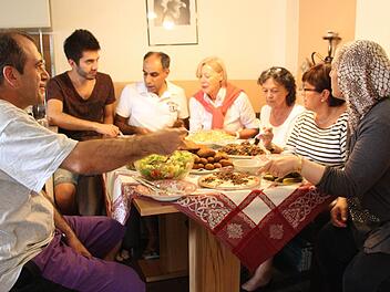 Bei Familie Yatzi kommt es öfter vor, dass viele Menschen am Esstisch sitzen. Oft essen sie gemeinsam mit anderen Asylbewerbern.  Foto: Robert Huger