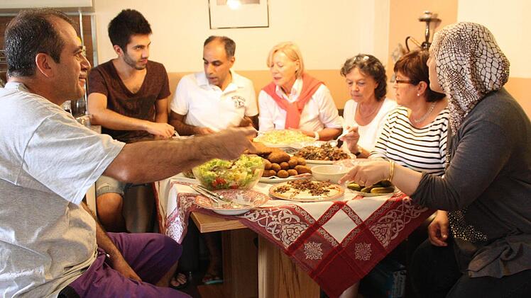 Bei Familie Yatzi kommt es öfter vor, dass viele Menschen am Esstisch sitzen. Oft essen sie gemeinsam mit anderen Asylbewerbern.  Foto: Robert Huger