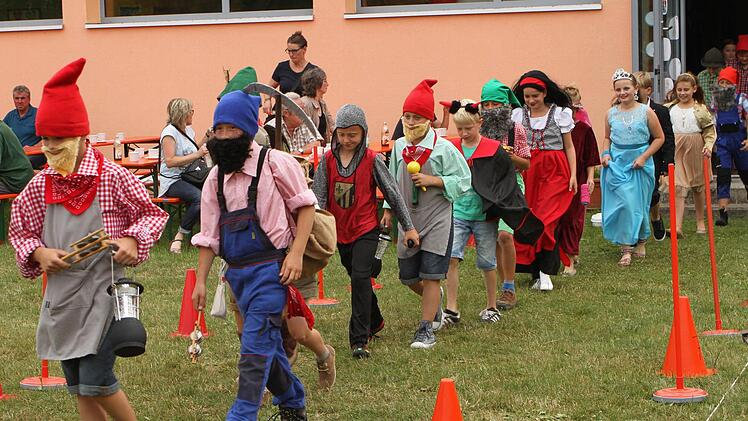 Als Märchenfiguren erschienen diesmal die Schüler in ihrer Schule und präsentierten sich den vielen Besuchern. Fotos: Günther Geiling