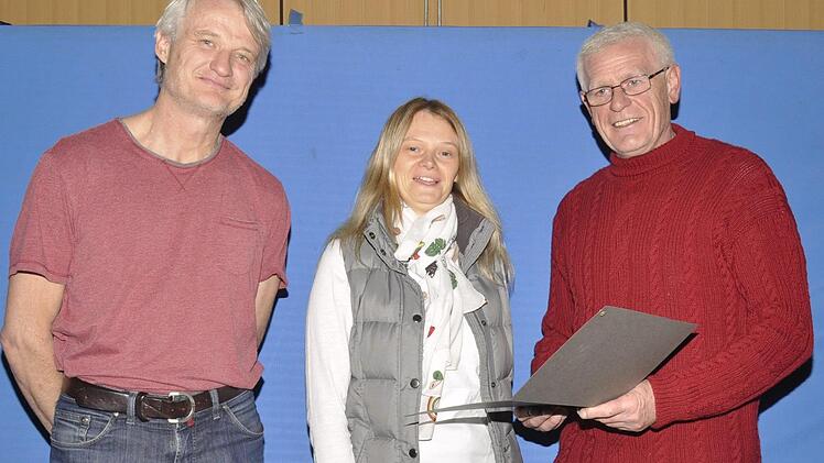 Für ihre Verdienste um die Jugendarbeit übergab Rudi Weik (rechts) die Ehrenadel des BLSV an Volkmar Gerlach und Jessica Wolter. Foto: Peter Klopf