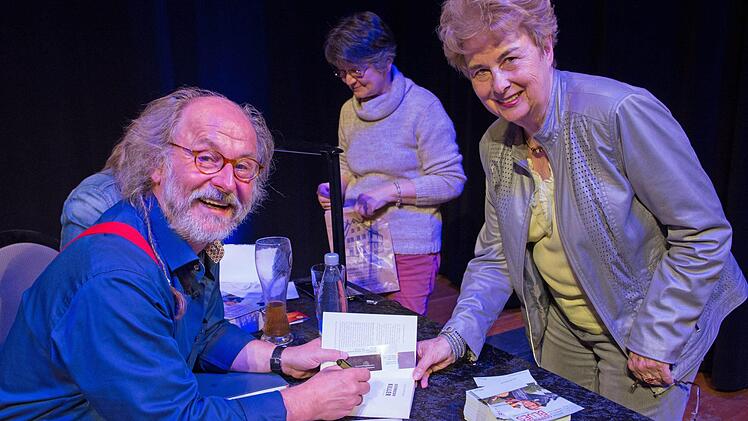 Gerne signierte Klaus-Peter Wolf auch seine Bücher. Rechts im Bild Hedi Kraft aus Ebelsbach.