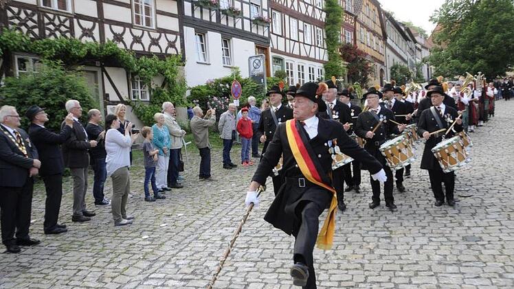 Im Stechschritt am Salzmarkt an Bürgermeister Claus Bittenbrünn (links) und den Ehrengästen vorbei: Tambourmajor Erich Barfuß und seine Trommler marschierten durch die Königsberger Altstadt.  Fotos: Gerold Snater