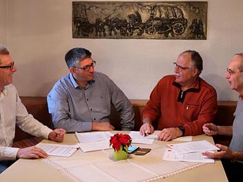 Die vier Adelsdorfer Genossen sind sich einig, dass die SPD wieder erstarken muss. Foto: Johanna Blum