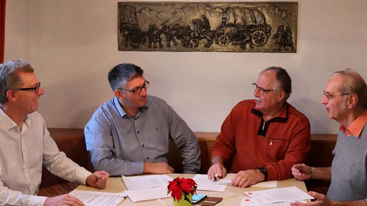 Die vier Adelsdorfer Genossen sind sich einig, dass die SPD wieder erstarken muss. Foto: Johanna Blum