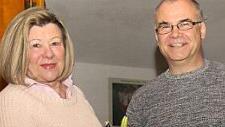 Vorsitzender Stefan Ebert ehrt Brigitte Grunwald für 25-jährige Mitgliedschaft.  Foto: Michael Stelzner