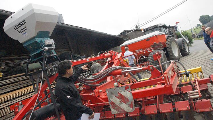 Jörg Deinlein, Landwirt aus Neudorf/Scheßlitz erläuterte den Bauern aus den Landkreisen Bamberg und Forchheim "Landwirtschaft 4.0" in der Praxis. Joseph Beck