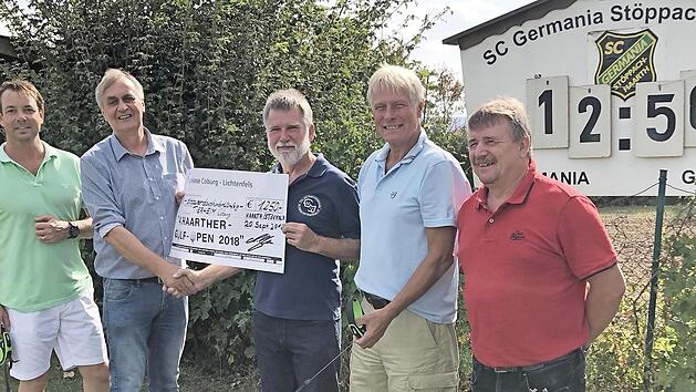 Bei der Spenden&uuml;bergabe auf dem Sportgel&auml;nde der SC Germania St&ouml;ppach, wo die Golf Open stattfanden (von links): Andreas Schamberger, Michael Schiemann, Uli Baudler (Kassier Tierheim Coburg), Sigurd Harm, Kurt Korn (Vorstand Germania)  Foto: Michael Stelzner