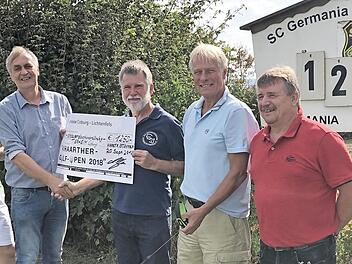 Bei der Spendenübergabe auf dem Sportgelände der SC Germania Stöppach, wo die Golf Open stattfanden (von links): Andreas Schamberger, Michael Schiemann, Uli Baudler (Kassier Tierheim Coburg), Sigurd Harm, Kurt Korn (Vorstand Germania)  Foto: Michael Stelzner