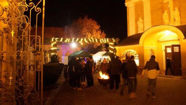 Weihnachtsmarkt im Schatten der Memmelsdorfer Kirche Foto: Joseph Beck