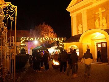 Weihnachtsmarkt im Schatten der Memmelsdorfer Kirche Foto: Joseph Beck