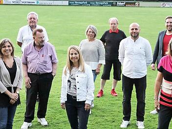 Der Gesamtvorstand des Ortsvereins mit Martina Stamm-Fibich und Bürgermeister German Hacker (links) sowie der Vorsitzenden Renate Schroff (Dritte von rechts)