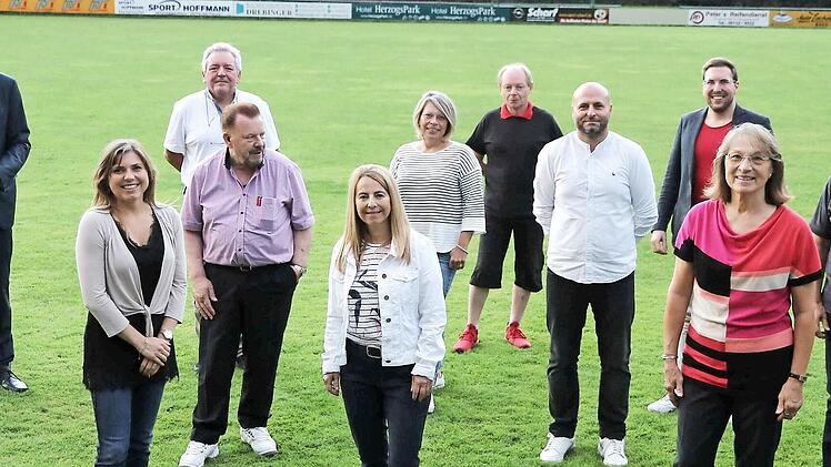 Der Gesamtvorstand des Ortsvereins mit Martina Stamm-Fibich und Bürgermeister German Hacker (links) sowie der Vorsitzenden Renate Schroff (Dritte von rechts)