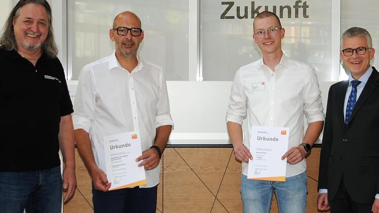 Der Gewinner des Wettbewerbs "Die gute Form" Noah Vonroth (2. von rechts) mit (weiter von links)  Obermeister Norbert Borst, Oliver Vogel von der Firma Holz in Form und  dem Vorstandsvorsitzenden der Sparkasse Bad Kissingen,  Roland Friedrich.