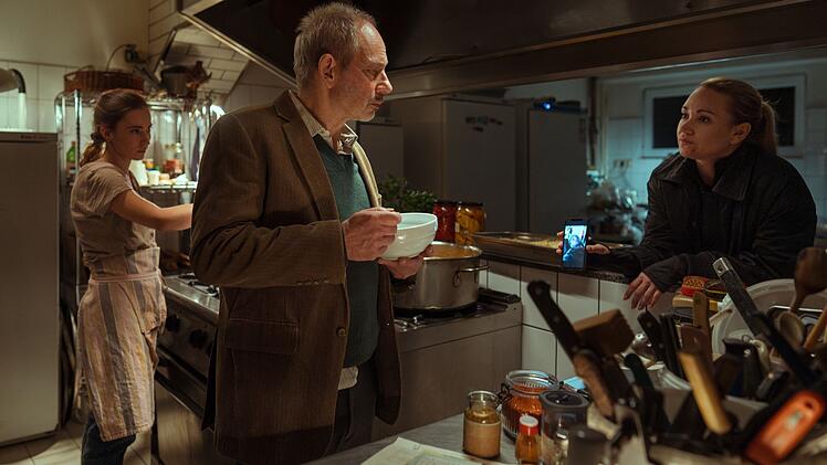 Sarah Kohr (Lisa Maria Potthoff, rechts) ist sich sicher, dass Lena Althoff (Tara Fischer) und Peter Haas (Michael Lott) mehr wissen, als sie zugeben. Immerhin besa&szlig; der gesuchte Mann einen Speiseplan ihrer Pension.