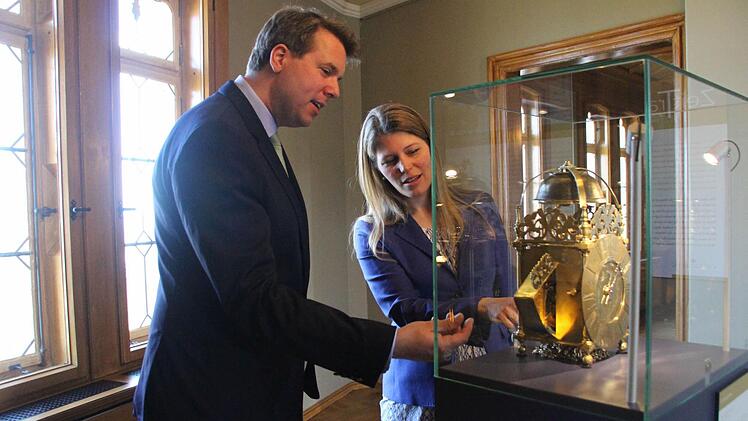 Hubertus Erbprinz von Sachsen-Coburg und Gotha und seine Ehefrau, Prinzessin Kelly (linkes Foto), sind begeistert von der Laternenuhr. Die Rückseite ist offen, so dass man das Uhrwerk sehen kann. Fotos: Helke Renner/Archiv der Stiftung der Herzog von Sachsen-Coburg und Gotha'schen Familie
