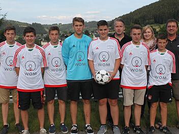 Die B-Junioren des SV Neuses erhielten den Fairnesspoakl durch den Geschäftsführer der Firma W.O.M in Ludwigsstadt, Oliver Kupka (hinten, 3. von rechts. Mit im Bild Trainer Wolfgang Schedel und Spielgruppenleiterin Corinna Schmittlein. Foto: Veronika Schadeck