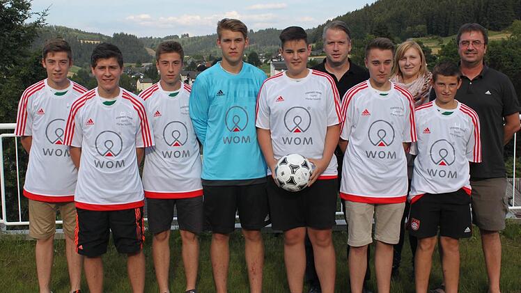 Die B-Junioren des SV Neuses erhielten den Fairnesspoakl durch den Geschäftsführer der Firma W.O.M in Ludwigsstadt, Oliver Kupka (hinten, 3. von rechts. Mit im Bild Trainer Wolfgang Schedel und Spielgruppenleiterin Corinna Schmittlein. Foto: Veronika Schadeck