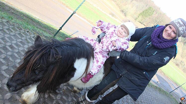 Die kleine Emilia freut sich, wenn sie auf dem braven Mini-Shetland-Pony "Gänseblümchen" eine Runde drehen darf.