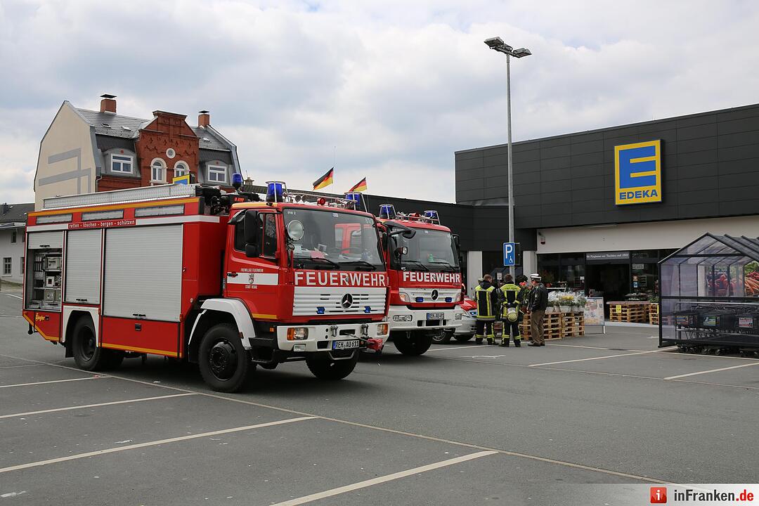 Feuerwehr evakuiert Supermarkt in Rehau