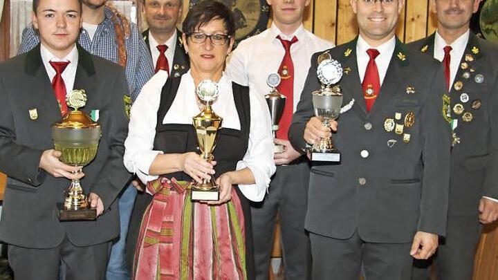 Der Meister der Kauernburger Schützen heißt Michael Winkler (links). Er freute sich mit (nach rechts) Vogelkönig Markus Grampp, Vorsitzendem Harry Bauer, Damenmeisterin Petra Bauer, Jugendmeister Jan Fiedler, Luftpistolen-Sieger Patrick Waldmann und Schützenmeister Rudi Fürbringer über den Erfolg. Foto: Sonny Adam
