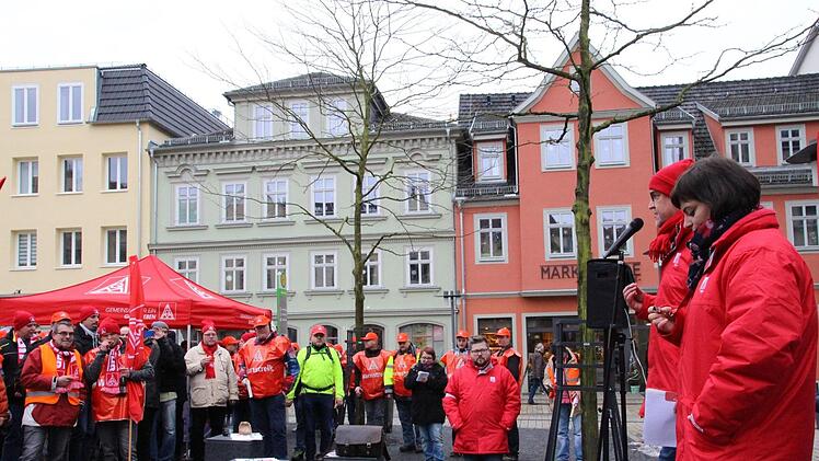 Jürgen Apfel, Geschäftsführer der IG Metall in Coburg, am Mikrofon. Foto: Simone Bastian