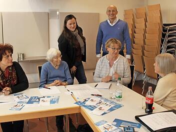Romy Eberlein und Jürgen Griesbeck (stehend) stellten sich den Fragen der Teilnehmer. Fotos: Carmen Schwind