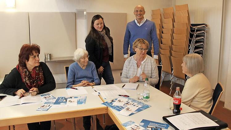 Romy Eberlein und Jürgen Griesbeck (stehend) stellten sich den Fragen der Teilnehmer. Fotos: Carmen Schwind