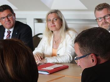 Schausteller Raimund Meister (vorne rechts) spricht mit Wirtschaftsminister Franz Josef Pschierer (hinten von links), Gesundheitsministerin Melanie Huml und Florian Müller vom Hotel- und Gaststättenverband über den Fachkräftemangel, der seine Branche besonders hart treffe.Markus Klein