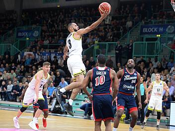 Kassius Robertson mit einem Korblegerversuch. Foto: Peter Mularczyk