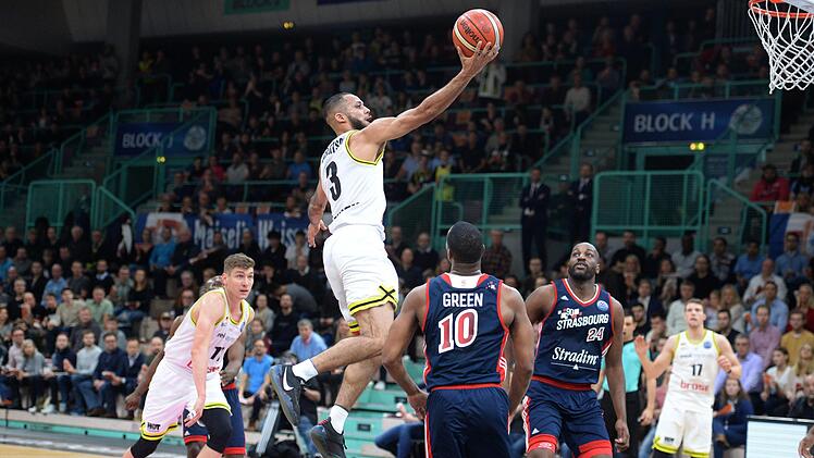 Kassius Robertson mit einem Korblegerversuch. Foto: Peter Mularczyk