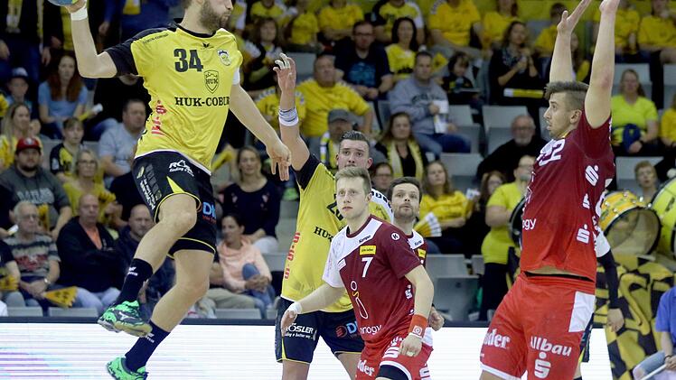 Das Essener Bollwerk um Dennis Szczesny (rechts), mit dem Tobias Varvne (links), Marcel Timm (Mitte, gelbes Trikot) bei der 29:30-Hinspielniederlage ihre liebe Mühe hatten, bröckelte in den vergangenen Monaten etwas.  Foto: Timo Geldner