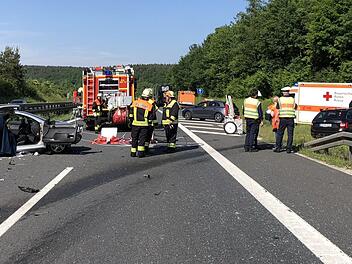 Den Einsatzkräften am Unfallort bot sich ein Bild der Verwüstung.  Archivbild: News5/Merzbach