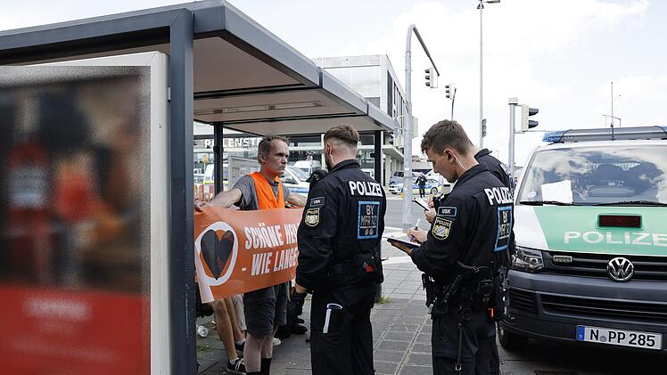 Letzte Generation blockiert mehrere Hauptverkehrsstra&szlig;en