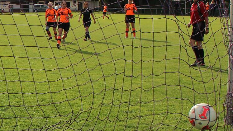 Nachdem Tina Matko (Bayern Kitzingen) den Strafstoß sicher verwandelt hatte, dreht sie sich schon ab, um zu jubeln. Foto: Thomas