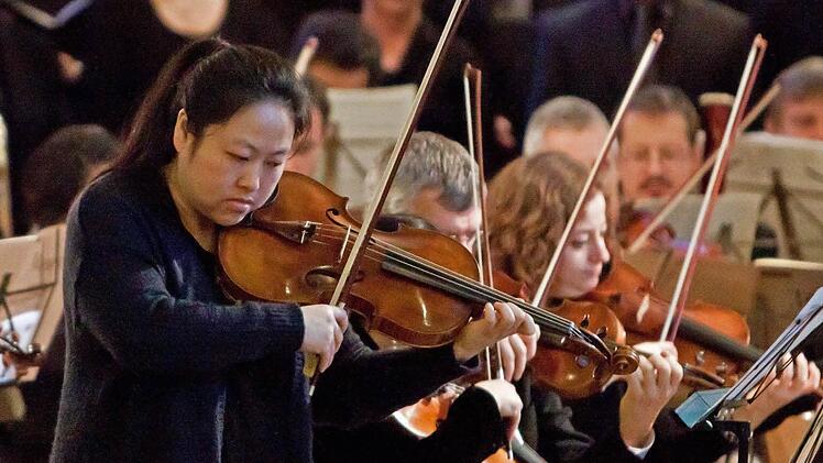 Zhuo Lu war die Solistin in Paul Hindemiths Trauermusik für Streichorchester und Solobratsche aus dem Jahr 1936. Foto: Jochen Berger