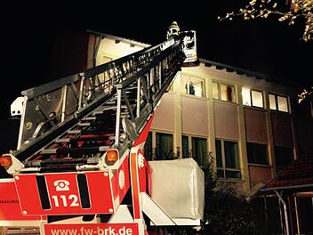 Realitätsnahes Szenario: Mit der Drehleiter der Bad Brückenauer Feuerwehr wurden die um Hilfe rufenden Menschen aus dem Schulgebäude in Wildflecken gerettet. Foto: Sebastian Schmitt-Matthea