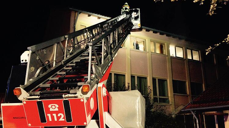 Realitätsnahes Szenario: Mit der Drehleiter der Bad Brückenauer Feuerwehr wurden die um Hilfe rufenden Menschen aus dem Schulgebäude in Wildflecken gerettet. Foto: Sebastian Schmitt-Matthea