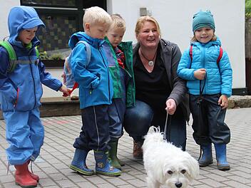 Johannes, Elias, Maximilian und Lasse lieben ihren Kindergarten Auferstehungskirche. Sie freuen sich mit Leiterin Katrin Hammer riesig auf ihren Kindergartenhund. Bis es soweit ist, gehen sie schon einmal mit Nachbarshund Romeo auf Tuchfühlung. Morgen wird es zum großen Oktoberfest unter anderem eine Dogdance-Vorführung geben.  Foto: Katharina Müller-Sanmke