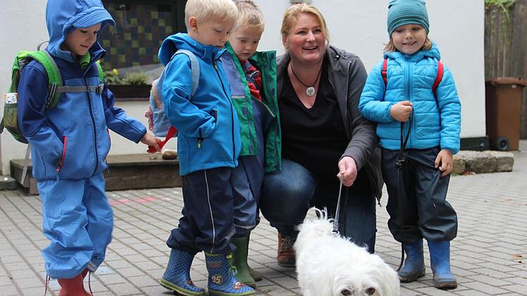 Johannes, Elias, Maximilian und Lasse lieben ihren Kindergarten Auferstehungskirche. Sie freuen sich mit Leiterin Katrin Hammer riesig auf ihren Kindergartenhund. Bis es soweit ist, gehen sie schon einmal mit Nachbarshund Romeo auf Tuchfühlung. Morgen wird es zum großen Oktoberfest unter anderem eine Dogdance-Vorführung geben.  Foto: Katharina Müller-Sanmke