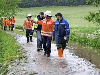 Mit dem Hochwasserschutz für die Gemeinde befasste sich der Oberauracher Rat. Ein Konzept braucht die Kommune. Unser Bild entstand im Mai 2013, als Hochwasser von der Aurach in die Tretzendorfer Weiher abgeleitet wurde, um im Ort eine Überschwemmung zu vermeiden.  Foto: sw/Archiv