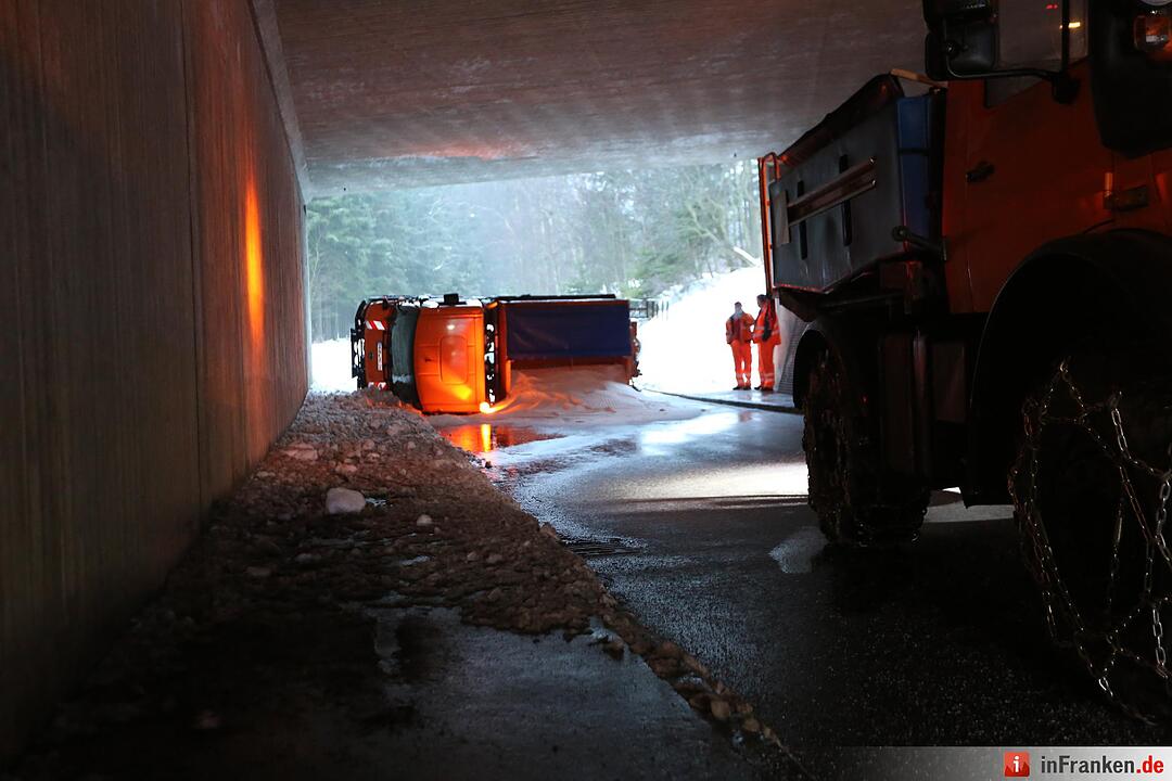 Eis im Kreis Hof: Zwei Streufahrzeuge haben Unfall