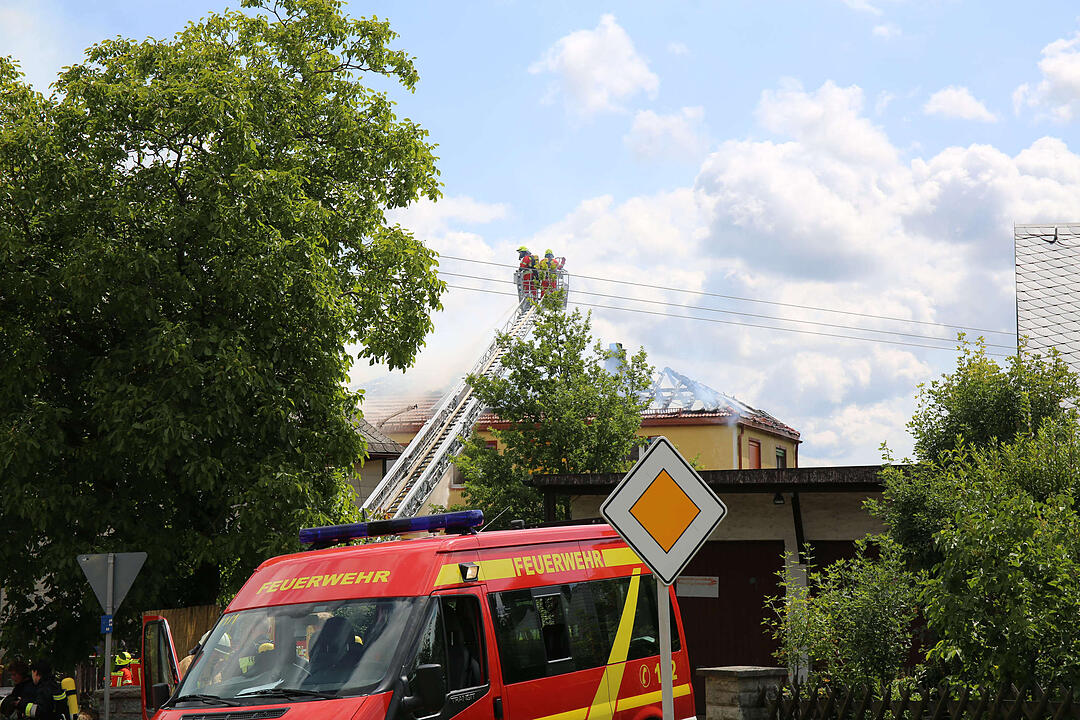 Feuer erweist sich als hartnŠckig - Dachstuhl von Wohnhaus geht in Flammen auf