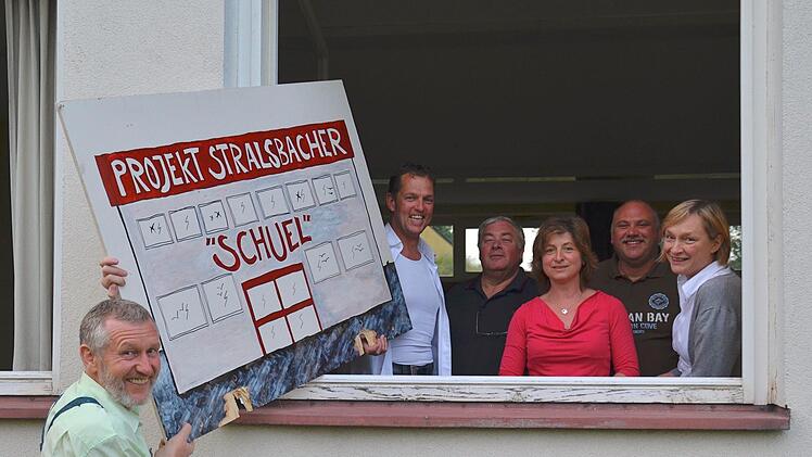 Dieses Foto ist bei der Gründung des Vereins entstanden. Links im Bild ist Bürgermeister Waldemar Bug, im Haus die Vereinsspitze abgebildet