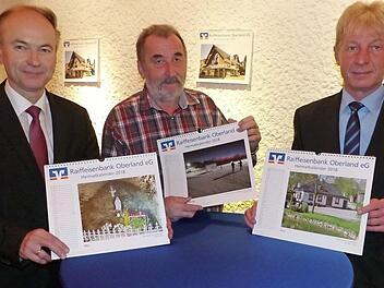 Vorstandvorsitzender Ralph Goller, Hartmut Fischer und Vorstand Peter Girndt (von links) mit dem neuen Kalender Foto: Klaus-Peter Wulf