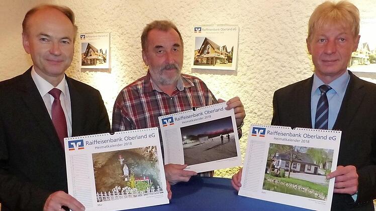 Vorstandvorsitzender Ralph Goller, Hartmut Fischer und Vorstand Peter Girndt (von links) mit dem neuen Kalender Foto: Klaus-Peter Wulf