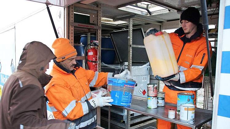 Steffen Heinzmann (rechts) und sein Kollege Marcel Wagner von der Firma Veolia nehmen den Sondermüll in ihrem Container entgegen und sortieren ihn gleich nach unterschiedlichen Gefahrenklassen ein.Ulrike Nauer